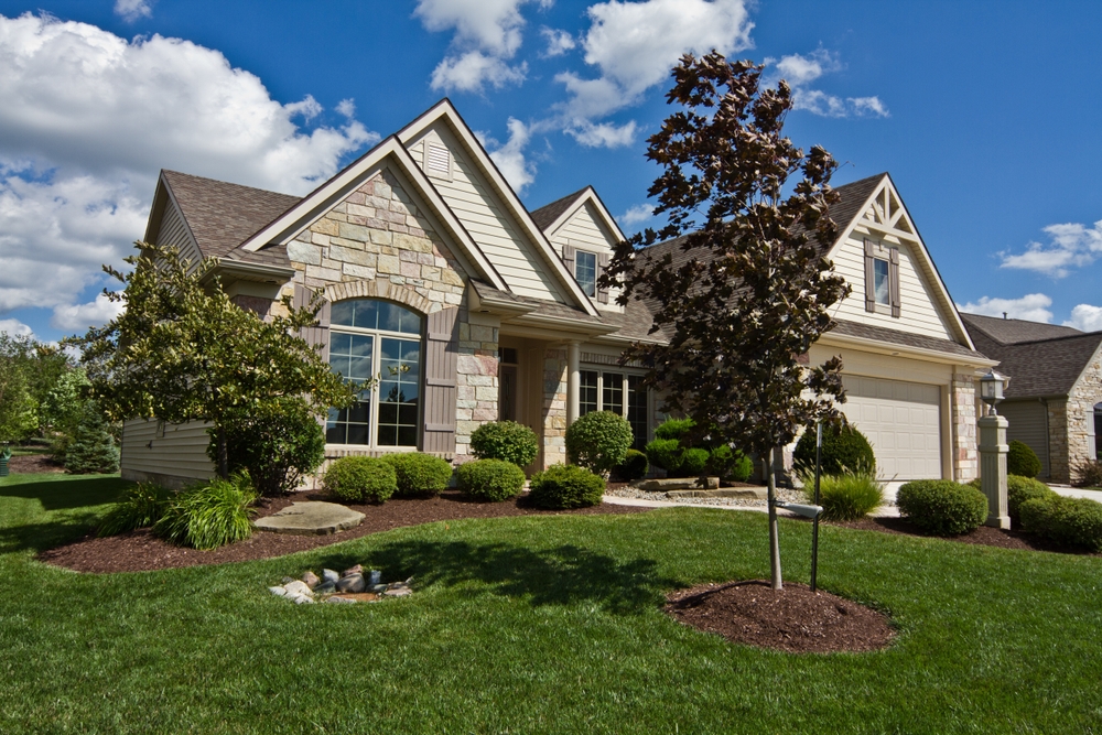 Sunny,Suburban,Home,With,Beautiful,Landscaping,In,Fort,Wayne,,Indiana